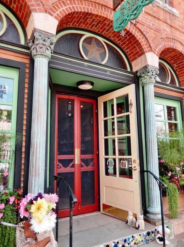 112 Walnut Street (<i>entrance</i>). Click for full size. 112 Walnut Street (<i>entrance</i>) image. Click for full size.