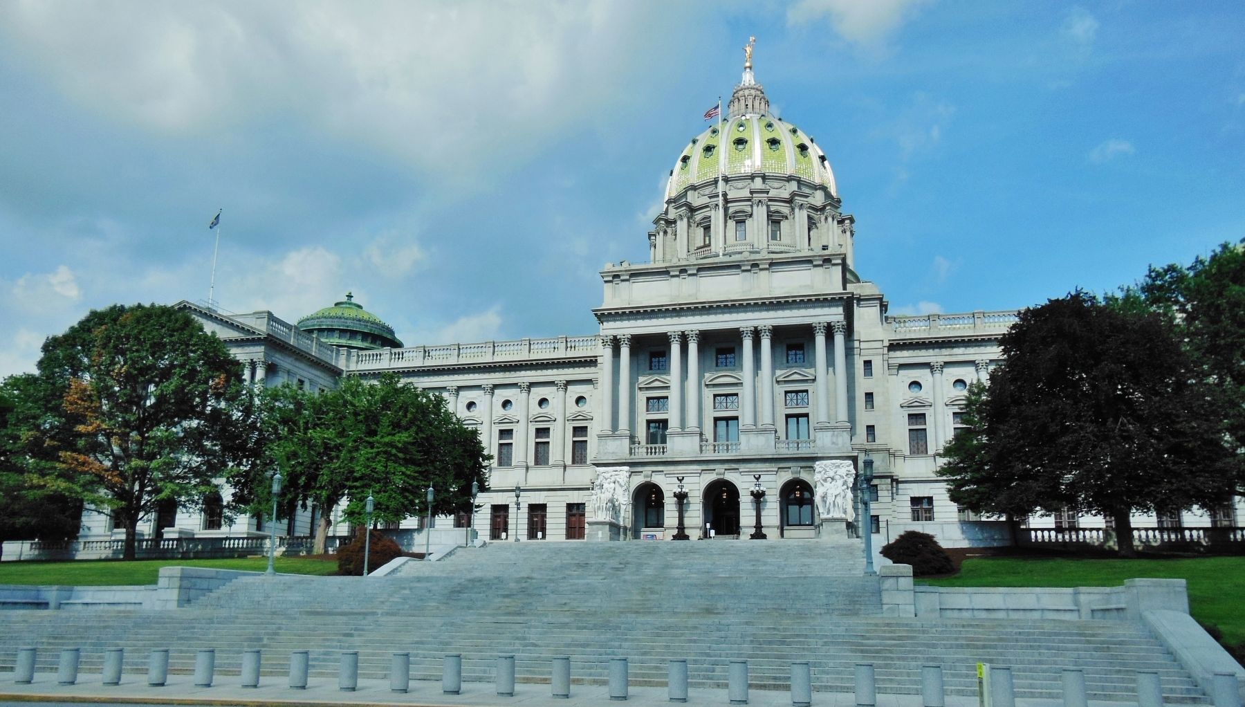 Pennsylvania Capitol (<i>looking east from North 3rd Street</i>) image. Click for full size.