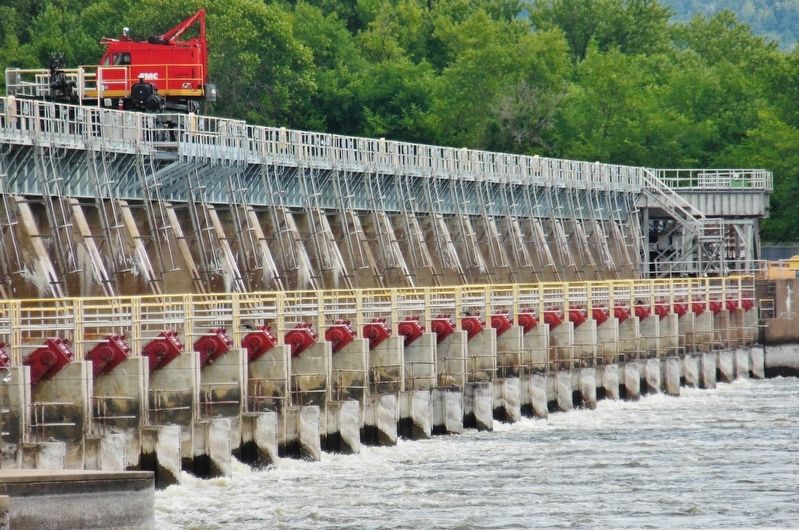 Mississippi Lock & Dam No. 5 • Tainter Gates image. Click for full size.