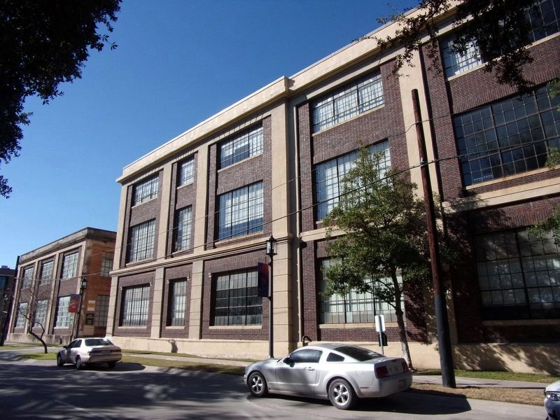 Continental Loft Apartments on Elm Street image. Click for full size.
