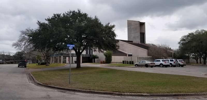 The side view of the First Methodist Church of Yoakum image. Click for full size.