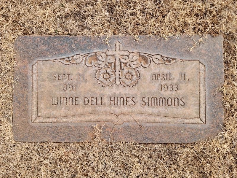 Grave marker of Winnie Dell Hines Simmons image. Click for full size.