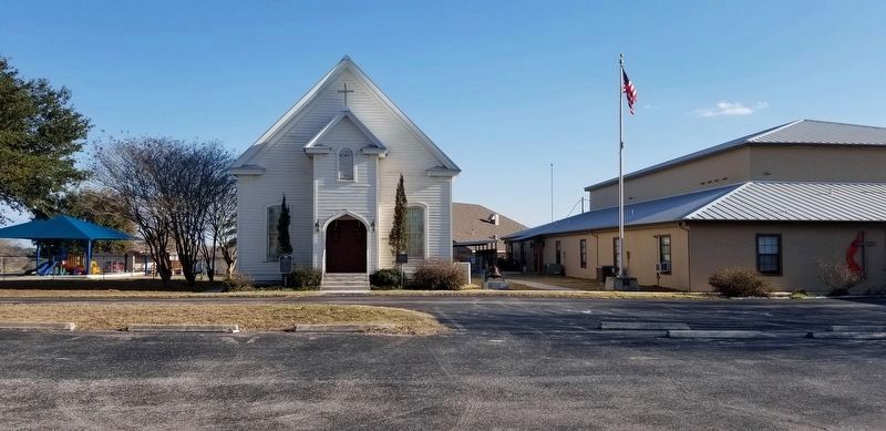 The view of the La Vernia United Methodist Church and Marker from the Church parking lot. image. Click for full size.