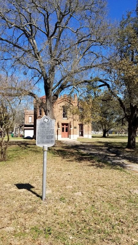 Former Calvert Courthouse and Marker image. Click for full size.