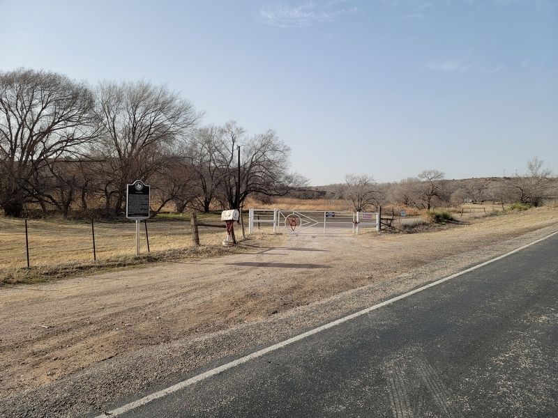 V-8 Ranch Marker and entrance gate to the V-8 Ranch image. Click for full size.