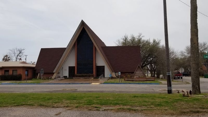 The view of the First United Methodist Church of Palacios from the road image. Click for full size.