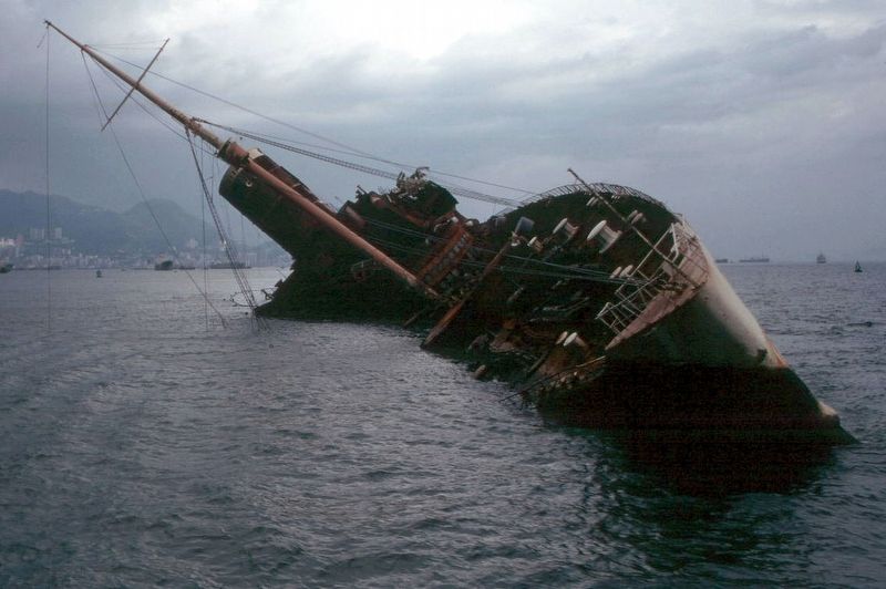 Queen Elizabeth Wreck, 1972 image. Click for full size.