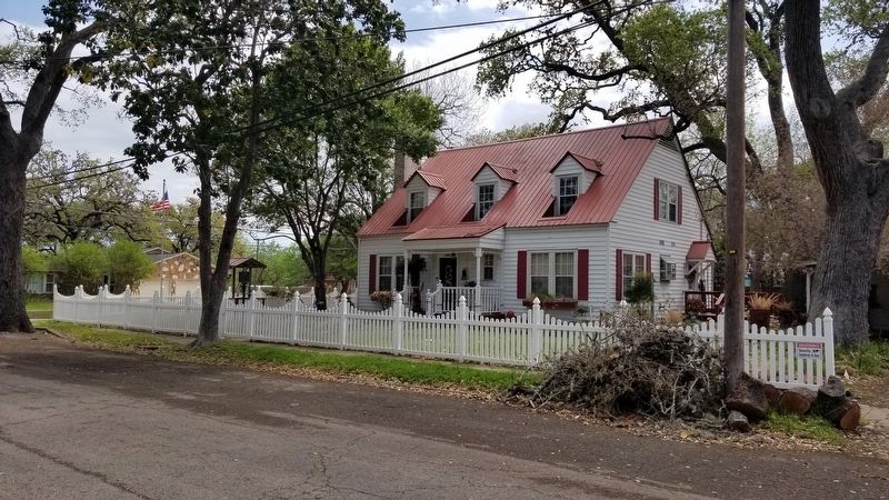 The view of the Zies-Vivroux Residence from the road image. Click for full size.