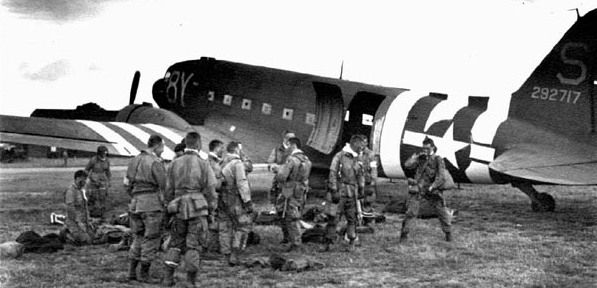C-47 s/n 292717 of the 98th Squadron of the 440th Troop Carrier Group image. Click for full size.