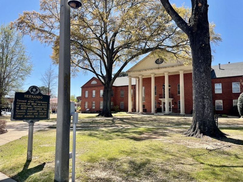Hernando Marker at DeSoto County Courthouse. image. Click for full size.