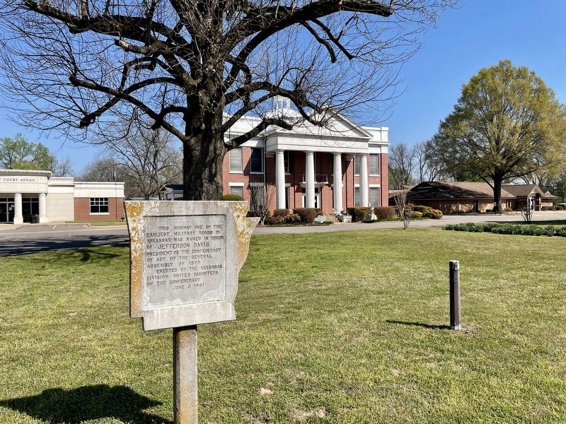 Jefferson Davis Highway Marker at the old Yell County Court House & annex. image. Click for full size.