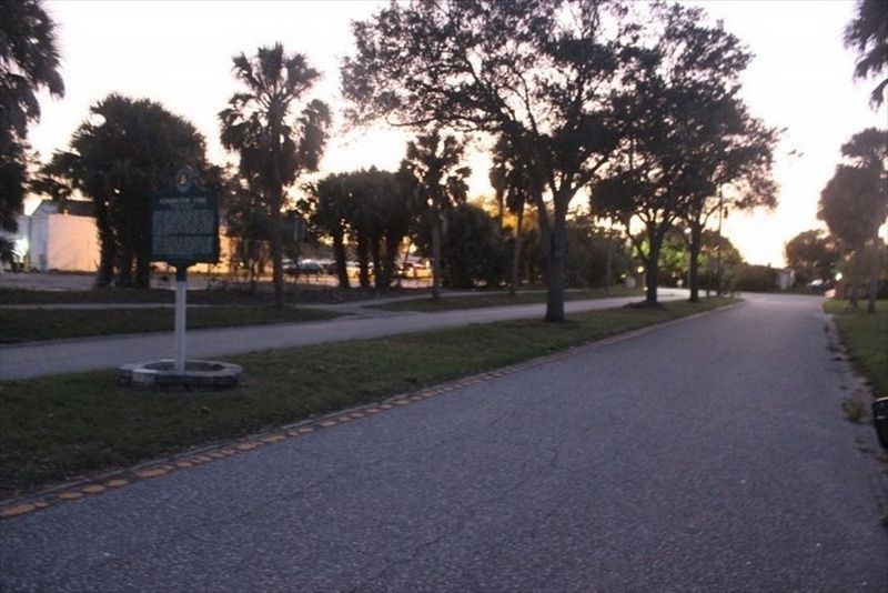 Kensington Park Marker looking west image. Click for full size.