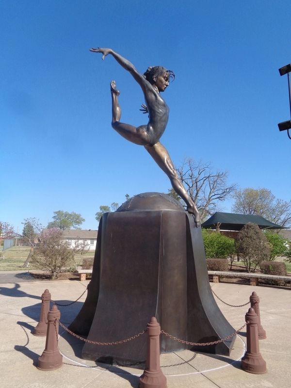 Shannon Miller statue image. Click for full size.