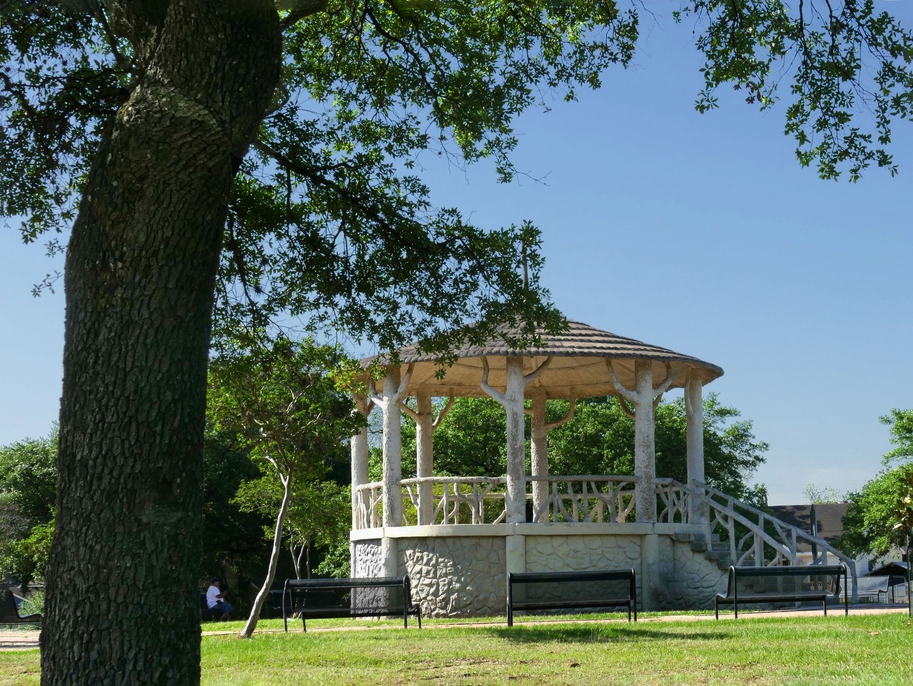 Hidalgo Park Quiosco image. Click for full size.