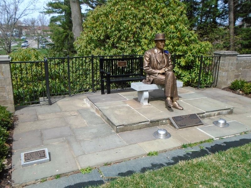 J. Howard Pew Statue and Markers image. Click for full size.