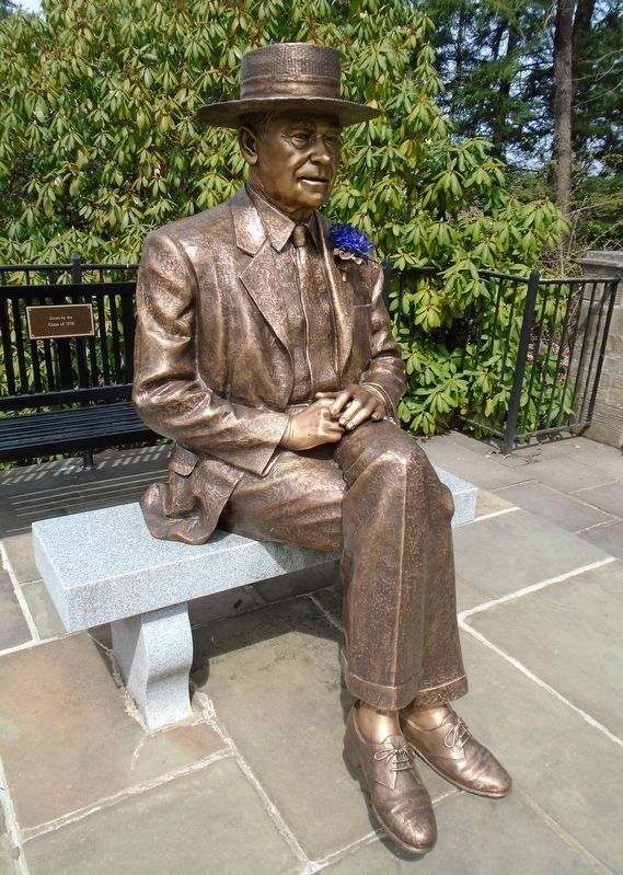 J. Howard Pew Statue image. Click for full size.