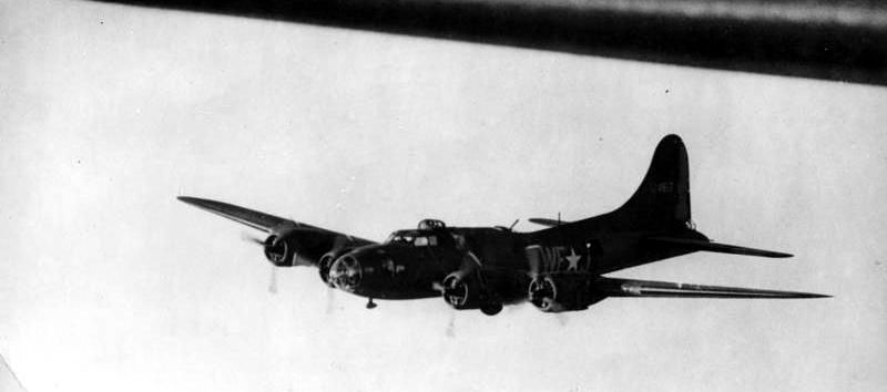 A B-17 Flying Fortress (WE-J, serial number 41-2467) of the 305th Bomb Group image. Click for full size.