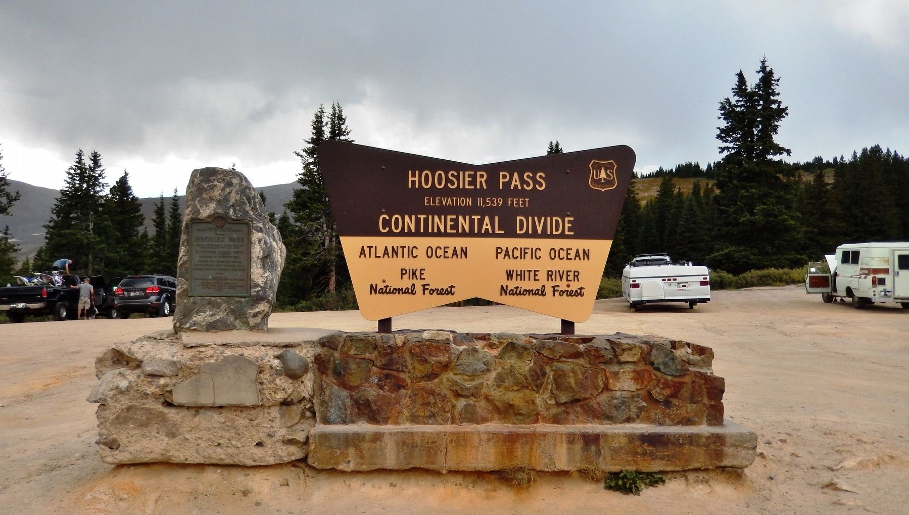 Hoosier Pass Marker (<i>on left side of monument</i>) image. Click for full size.
