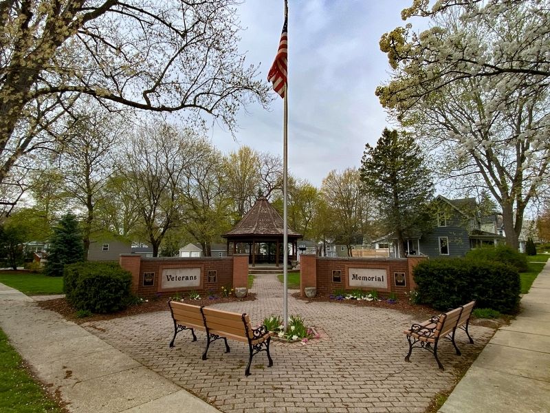 Tuttle Park Veterans Memorial image. Click for full size.