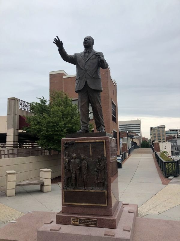 Dr. Martin Luther King Jr. Statue image. Click for full size.