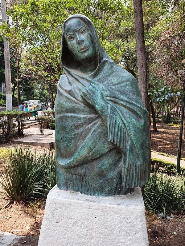 Dolores del Ro sculpture image. Click for full size.
