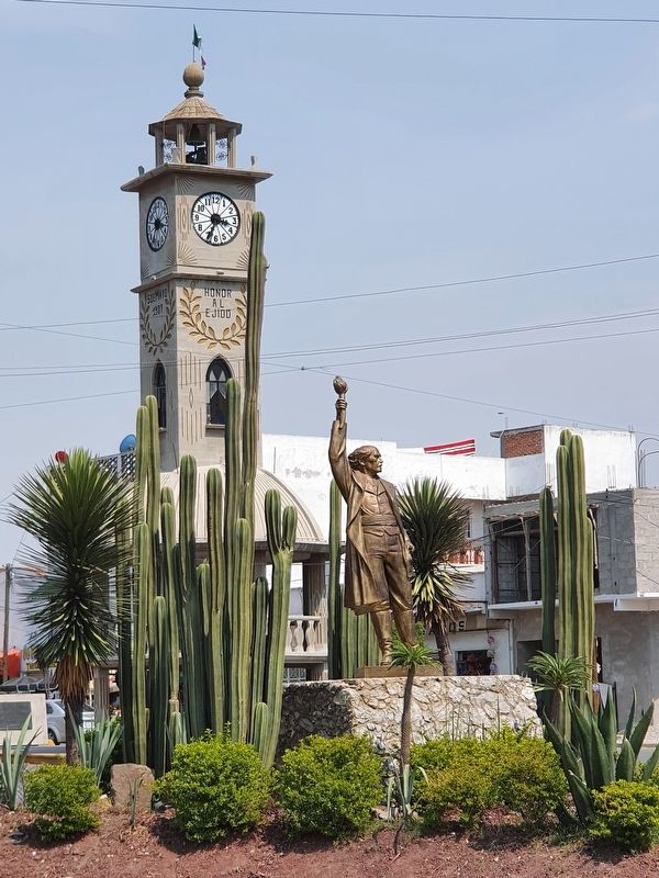 A nearby clock tower and statue of Hidalgo image. Click for full size.