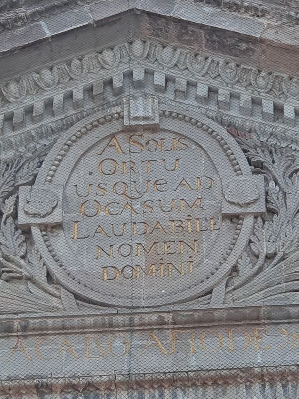 Inscription on the pediment of the temple image. Click for full size.