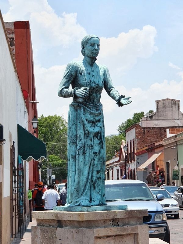 Josefa Vergara y Hernández Statue at Avenida Reforma and Calle Vergara image. Click for full size.
