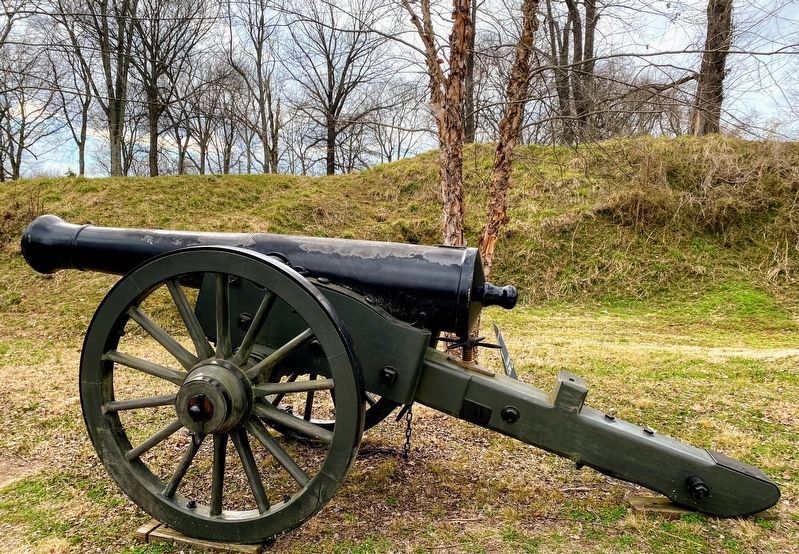 Confederate heavy artillery next to marker. image. Click for full size.