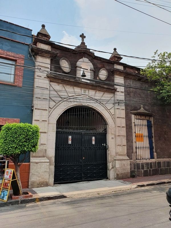 Nearby "Casa de la Campana" entryway image. Click for full size.