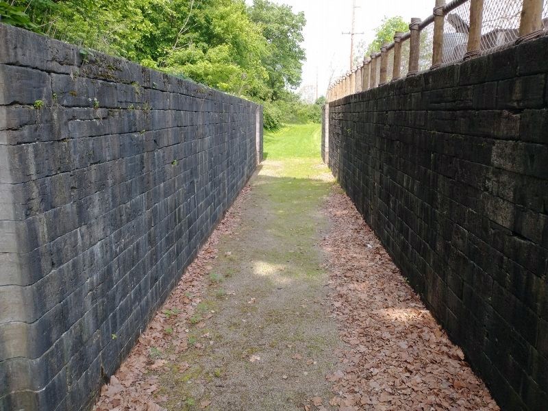 Miami and Erie Canal Lock No. 17 image. Click for full size.