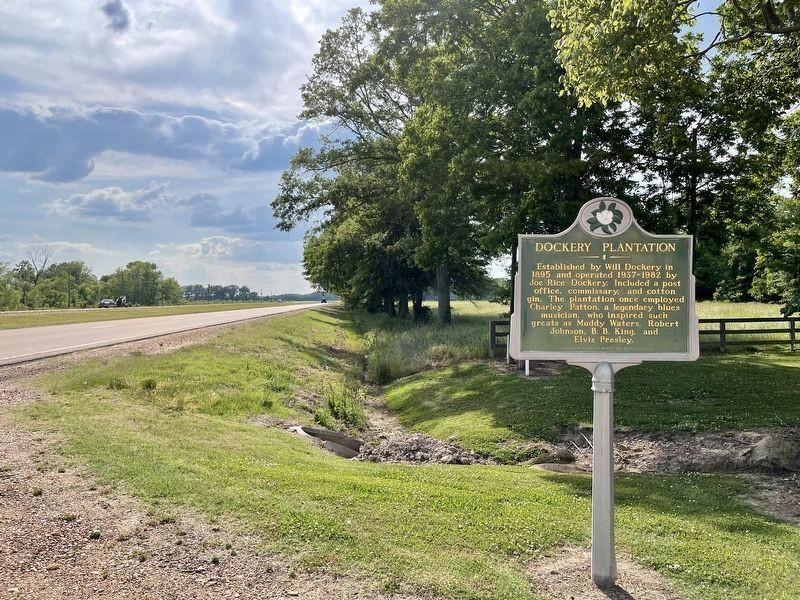 Plantation Marker looking west on MS Route 8. image. Click for full size.
