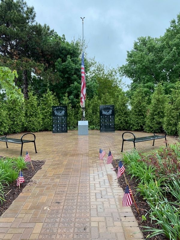 Oakland County Fallen Heroes Memorial image. Click for full size.