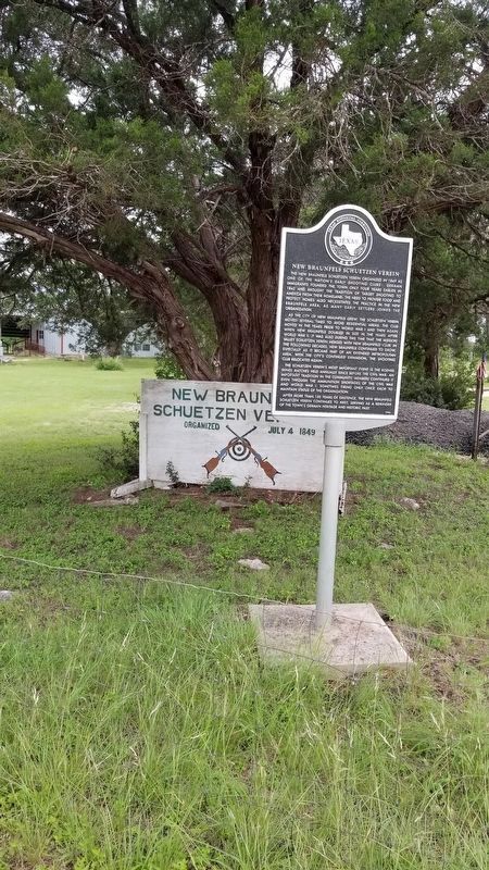 The New Braunfels Schuetzen Verein Marker by the entrance image. Click for full size.