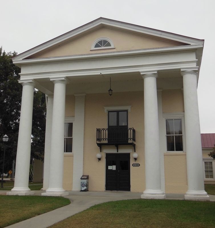 Historic Dinwiddie Courthouse image. Click for full size.