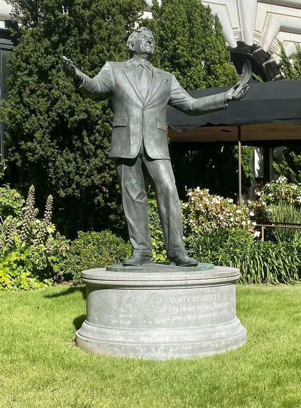 Tony Bennett Statue image. Click for full size.