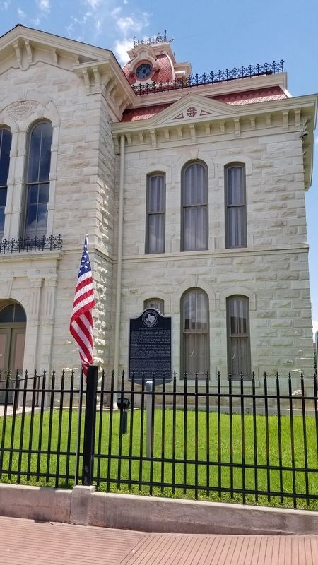 The view of the Horrell-Higgins Feud Marker in front of the courthouse image. Click for full size.