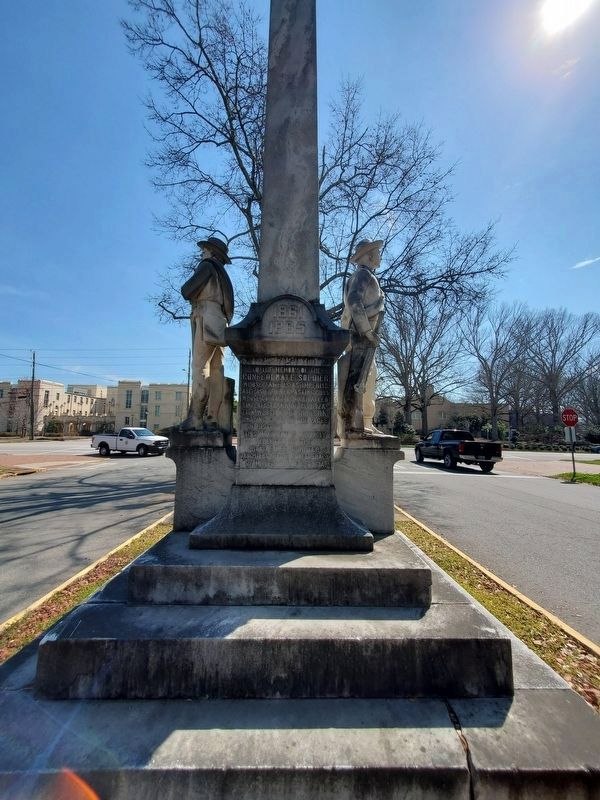 Milledgeville Confederate Monument image. Click for full size.