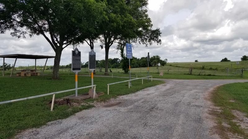 A view of both markers at the roadside park image. Click for full size.