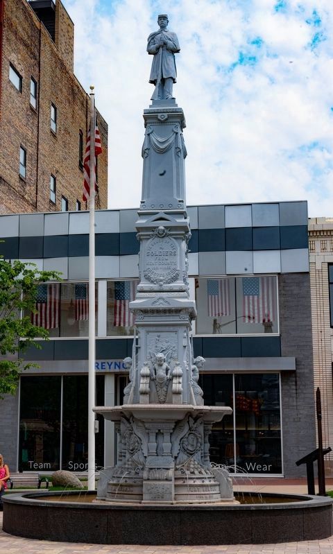 Civil War Monument & Fountain image. Click for full size.