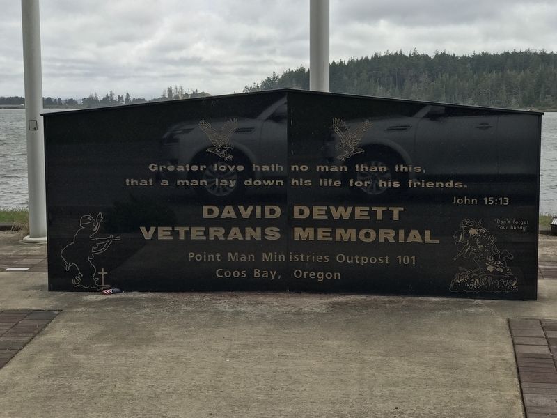 David Dewett Veterans Memorial center monument image. Click for full size.
