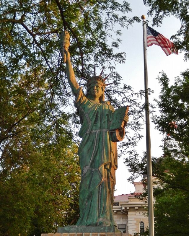 Replica of the Statue of Liberty image. Click for full size.