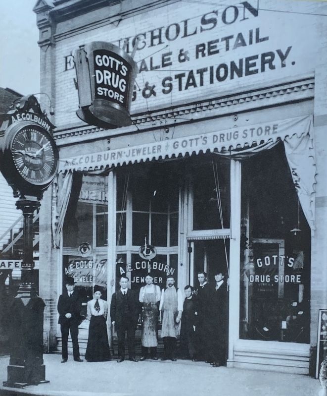 Marker inset: <i>A.C. Colburn, jeweler, and Gott's Drugstore at 111 E. Holly Street, 1905</i> image. Click for full size.