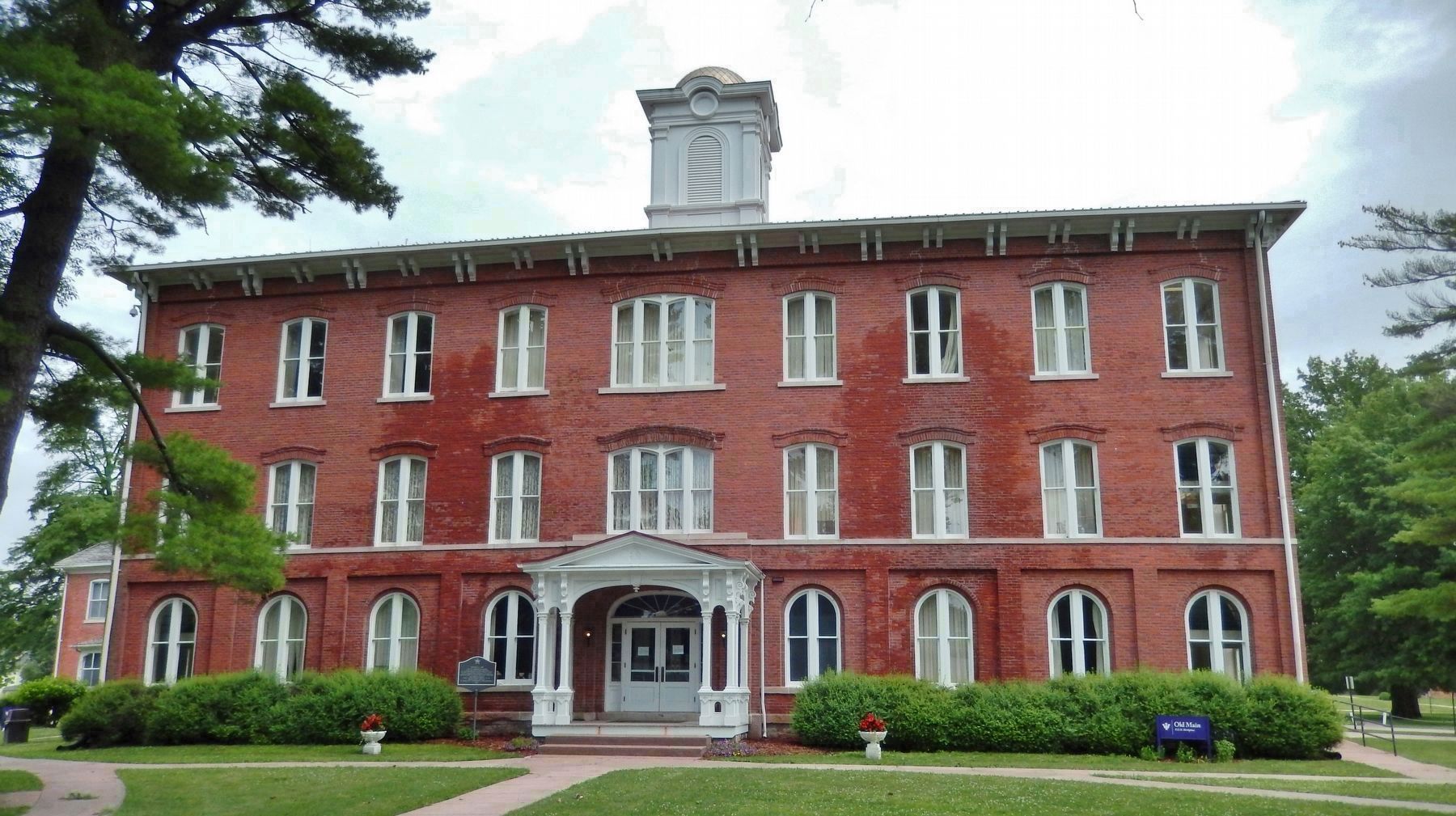Old Main, Iowa Wesleyan University image. Click for full size.