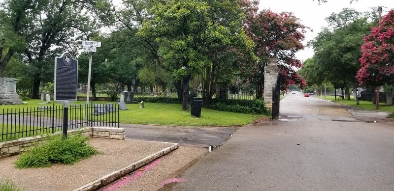 The view of the Oakwood Cemetery entrance and marker image. Click for full size.