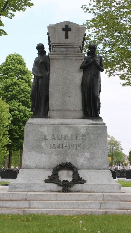 The Right Honourable Sir Wilfrid Laurier Grave Site image. Click for full size.