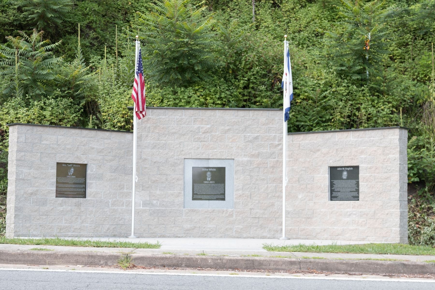Hatfield-McCoy Trail System Founders Monument image. Click for full size.