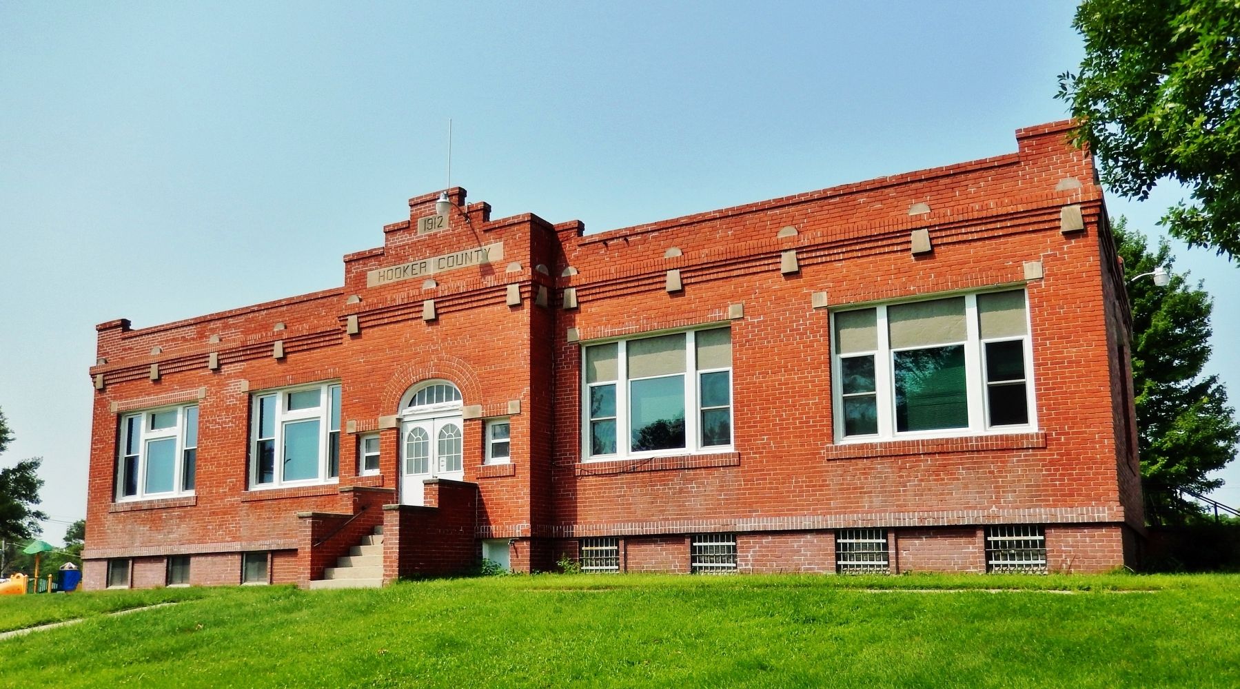 1912 Hooker County Courthouse (<i>located just south of marker</i>) image. Click for full size.