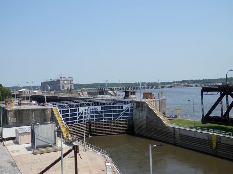 Keokuk Lock, Dam and Powerhouse image. Click for full size.