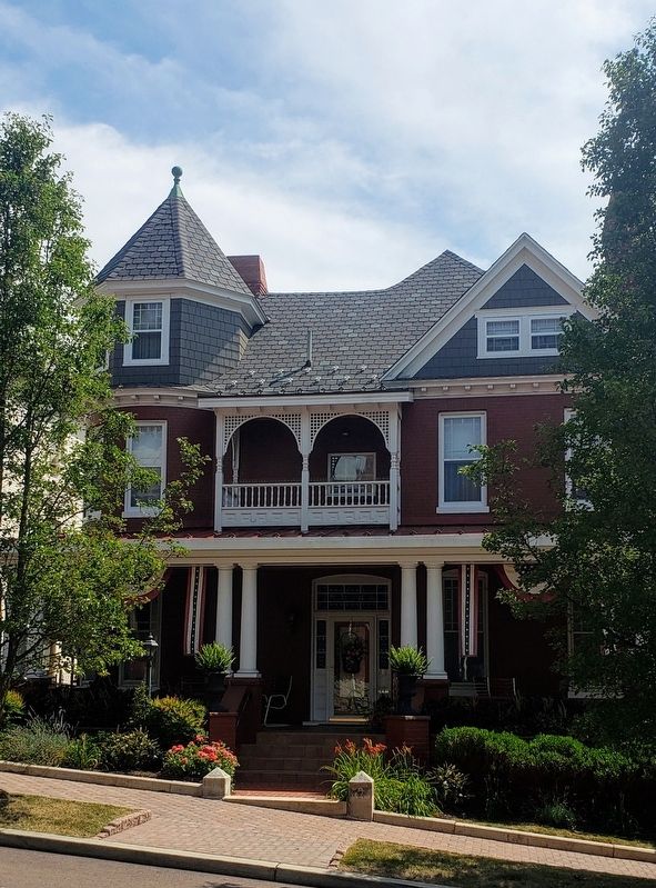 212 Washington Street image. Click for full size.